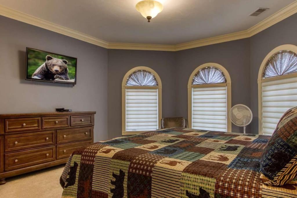 Mountain Bliss: Estate W/ Views~Firepit~Hot Tub~Gburg 5Min~3 Pools Villa Гетлинбург Екстериор снимка