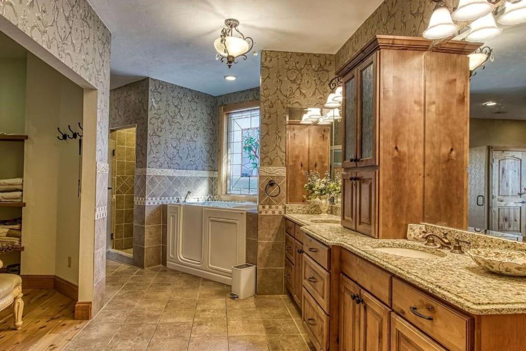 Mountain Bliss: Estate W/ Views~Firepit~Hot Tub~Gburg 5Min~3 Pools Villa Гетлинбург Екстериор снимка