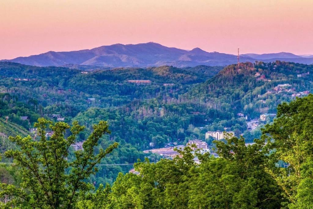 Mountain Bliss: Estate W/ Views~Firepit~Hot Tub~Gburg 5Min~3 Pools Villa Гетлинбург Екстериор снимка