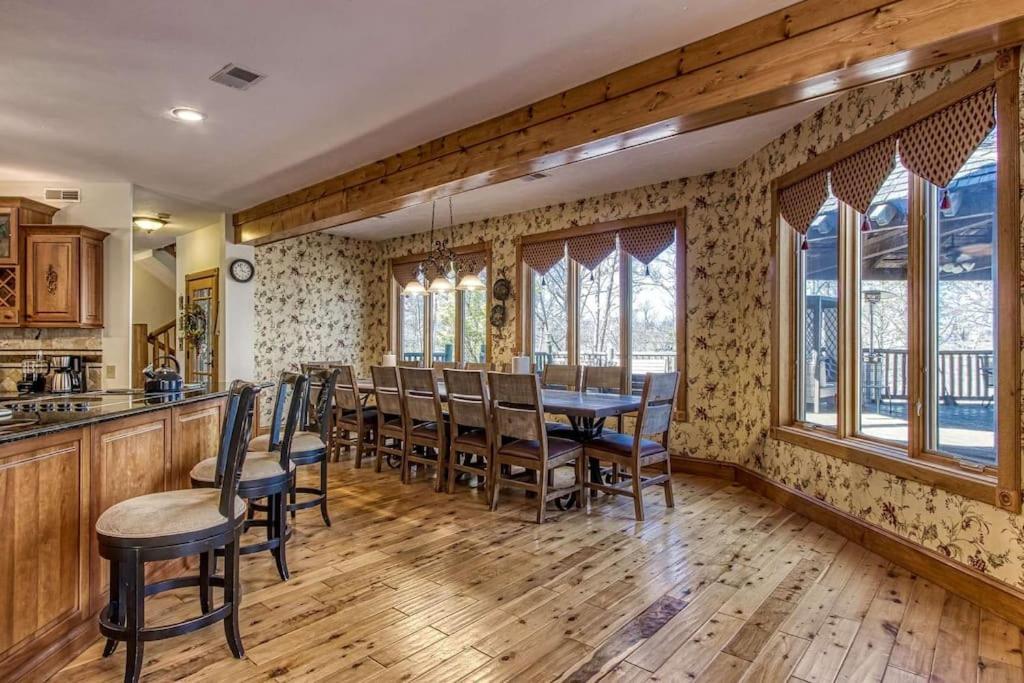 Mountain Bliss: Estate W/ Views~Firepit~Hot Tub~Gburg 5Min~3 Pools Villa Гетлинбург Екстериор снимка
