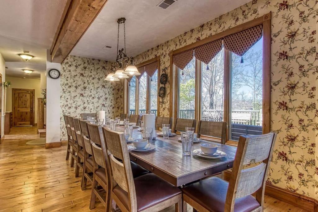 Mountain Bliss: Estate W/ Views~Firepit~Hot Tub~Gburg 5Min~3 Pools Villa Гетлинбург Екстериор снимка