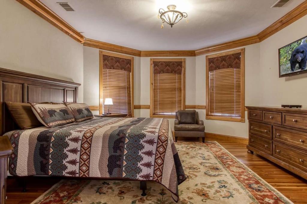 Mountain Bliss: Estate W/ Views~Firepit~Hot Tub~Gburg 5Min~3 Pools Villa Гетлинбург Екстериор снимка