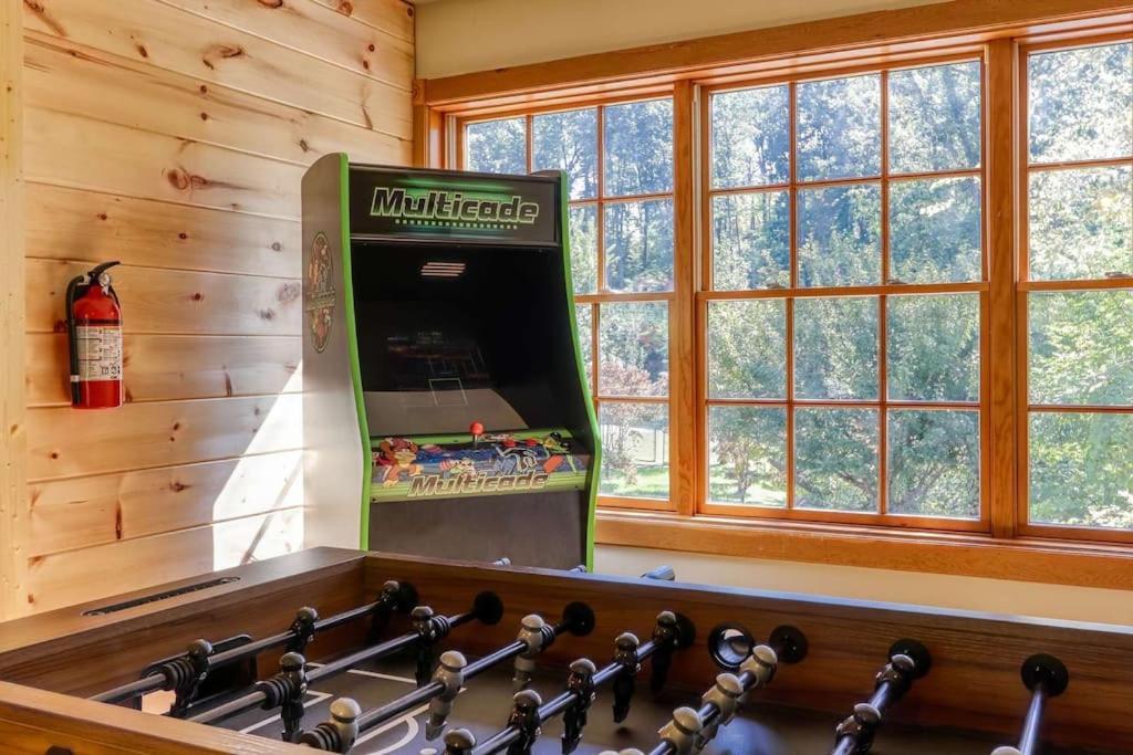 Mountain Bliss: Estate W/ Views~Firepit~Hot Tub~Gburg 5Min~3 Pools Villa Гетлинбург Екстериор снимка