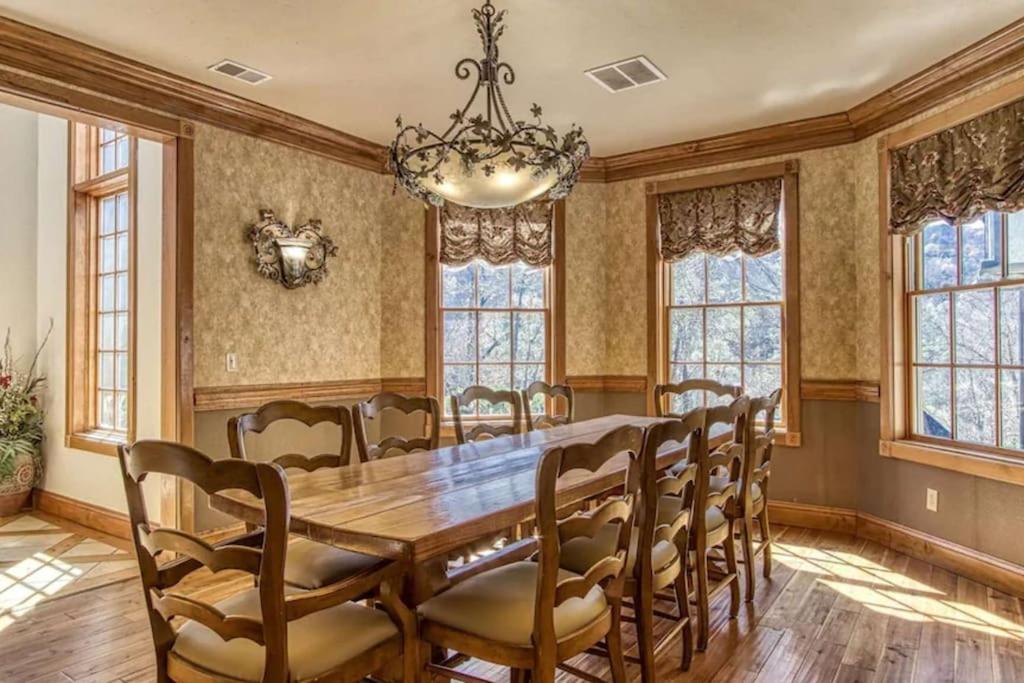 Mountain Bliss: Estate W/ Views~Firepit~Hot Tub~Gburg 5Min~3 Pools Villa Гетлинбург Екстериор снимка