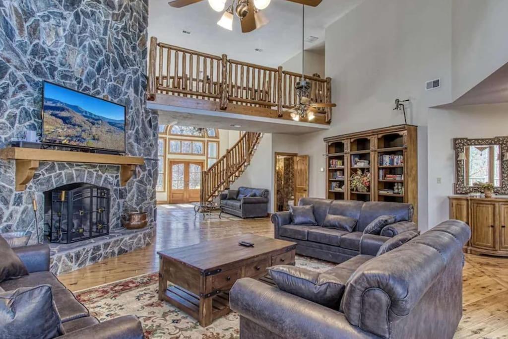 Mountain Bliss: Estate W/ Views~Firepit~Hot Tub~Gburg 5Min~3 Pools Villa Гетлинбург Екстериор снимка