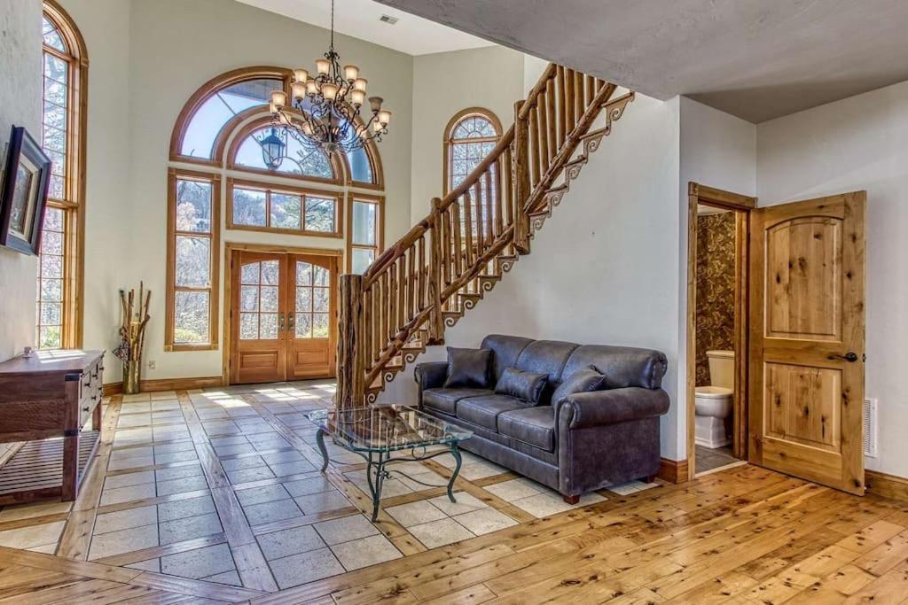 Mountain Bliss: Estate W/ Views~Firepit~Hot Tub~Gburg 5Min~3 Pools Villa Гетлинбург Екстериор снимка