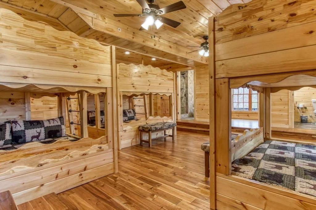 Mountain Bliss: Estate W/ Views~Firepit~Hot Tub~Gburg 5Min~3 Pools Villa Гетлинбург Екстериор снимка