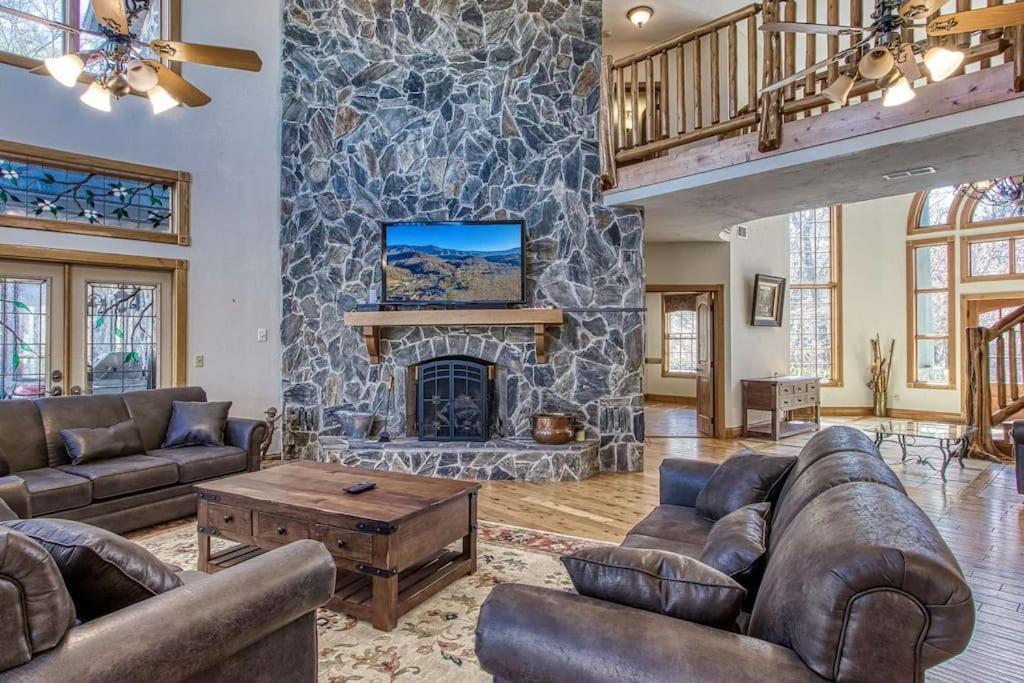 Mountain Bliss: Estate W/ Views~Firepit~Hot Tub~Gburg 5Min~3 Pools Villa Гетлинбург Екстериор снимка