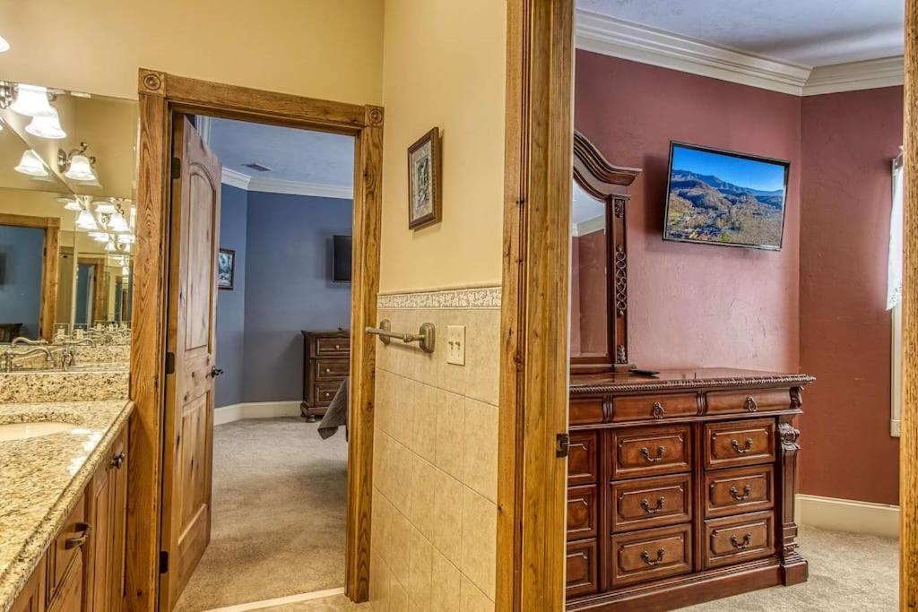 Mountain Bliss: Estate W/ Views~Firepit~Hot Tub~Gburg 5Min~3 Pools Villa Гетлинбург Екстериор снимка