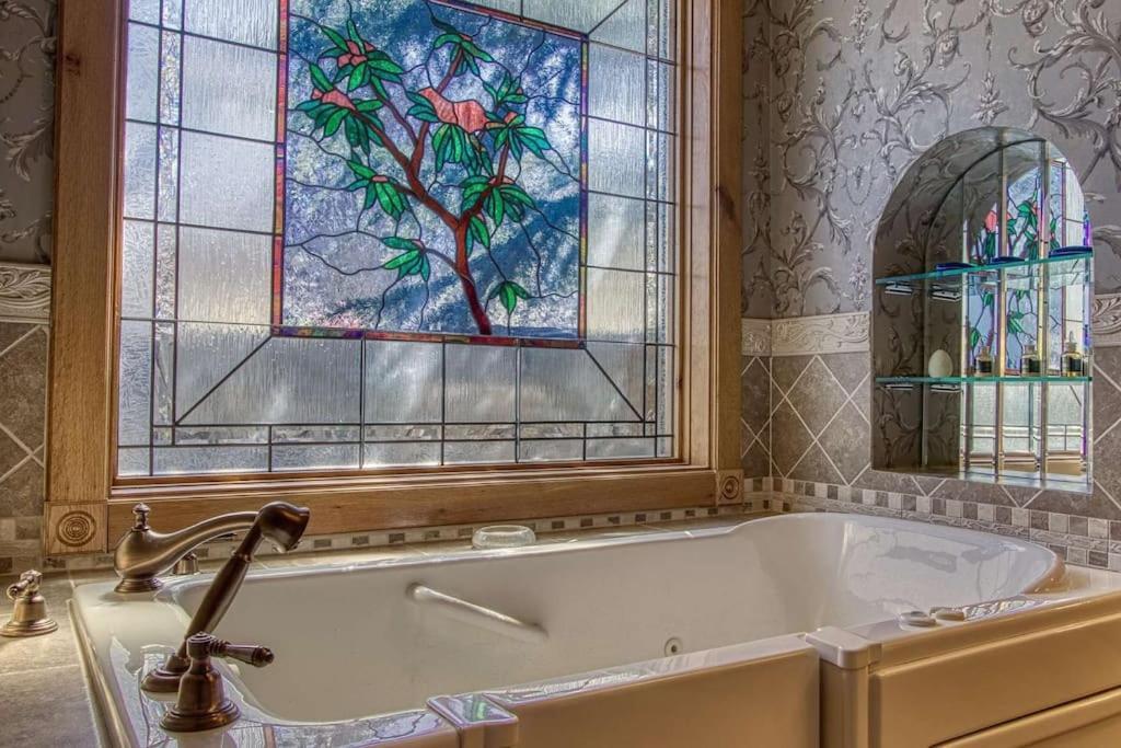 Mountain Bliss: Estate W/ Views~Firepit~Hot Tub~Gburg 5Min~3 Pools Villa Гетлинбург Екстериор снимка