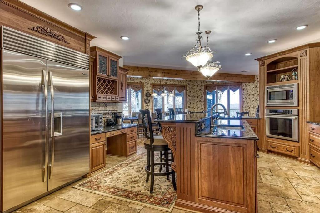 Mountain Bliss: Estate W/ Views~Firepit~Hot Tub~Gburg 5Min~3 Pools Villa Гетлинбург Екстериор снимка