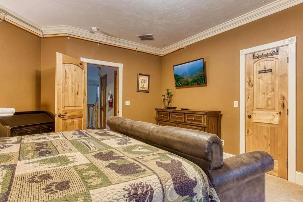 Mountain Bliss: Estate W/ Views~Firepit~Hot Tub~Gburg 5Min~3 Pools Villa Гетлинбург Екстериор снимка