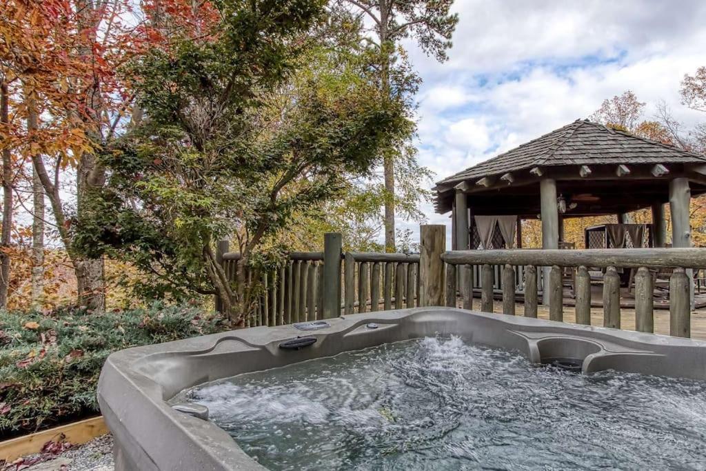 Mountain Bliss: Estate W/ Views~Firepit~Hot Tub~Gburg 5Min~3 Pools Villa Гетлинбург Екстериор снимка