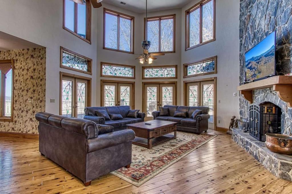 Mountain Bliss: Estate W/ Views~Firepit~Hot Tub~Gburg 5Min~3 Pools Villa Гетлинбург Екстериор снимка
